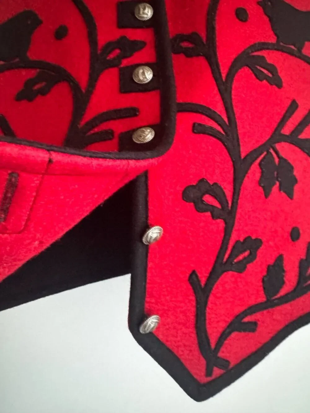 Midwest of Cannon Falls Red Black Wool Felt Flora Bird Folk Vest  M - Picture 3 of 5